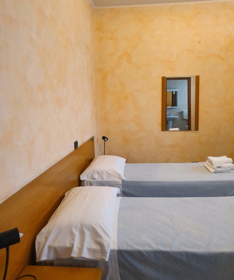 Albergo Leon D'Oro Castel San Giovanni  Exterior photo